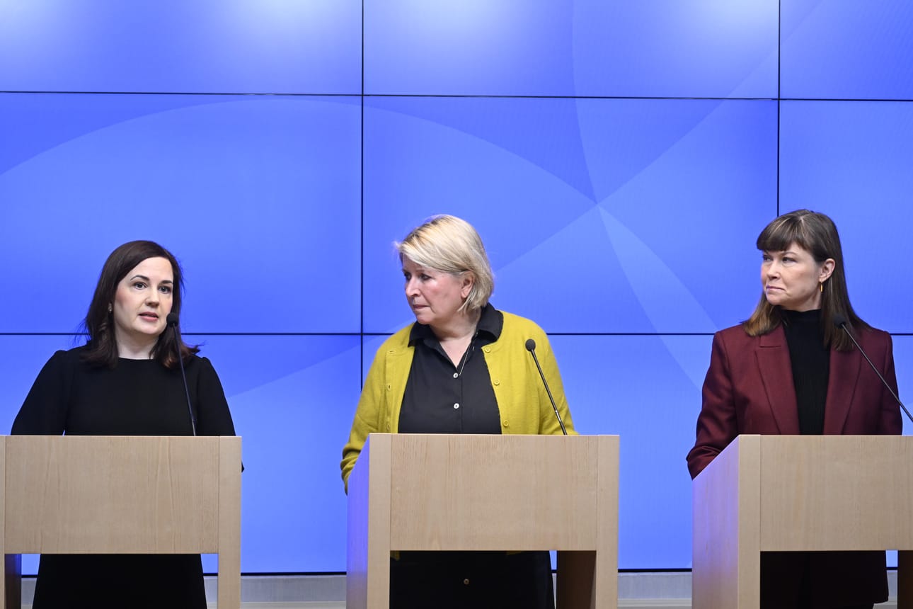 Sosiaaliturvaministeri Sanni Grahn-Laasonen (vas.), Kelan lainsäädännön kehittämisjohtaja Auli Valli-Lintu sekä sosiaali- ja terveysministeriön etuusyksikön johtaja Essi Rentola.