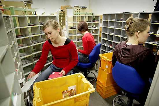 Postissa on hyörinä joulutervehdysten vuoksi.