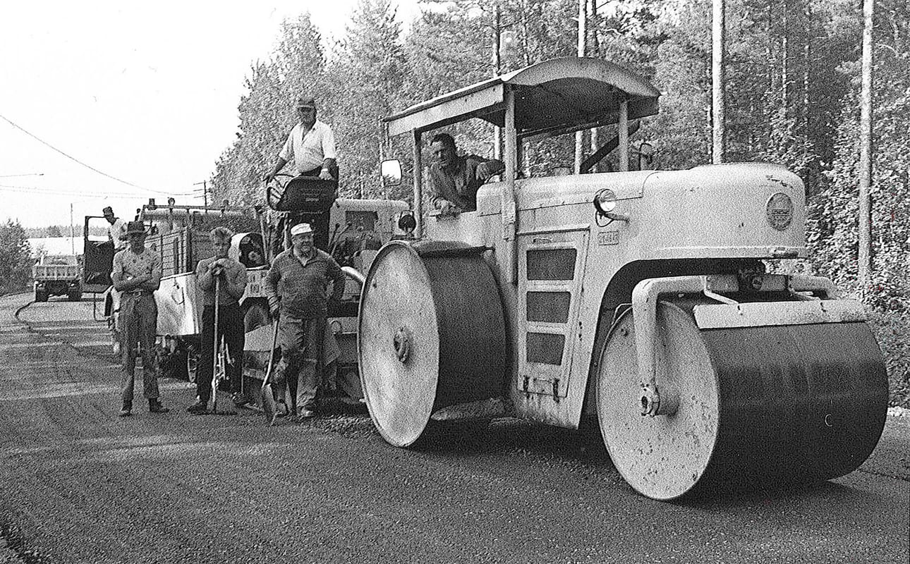 Kallatussa kuvassa kysellään taas, keitä ovat miehet kuvassa?