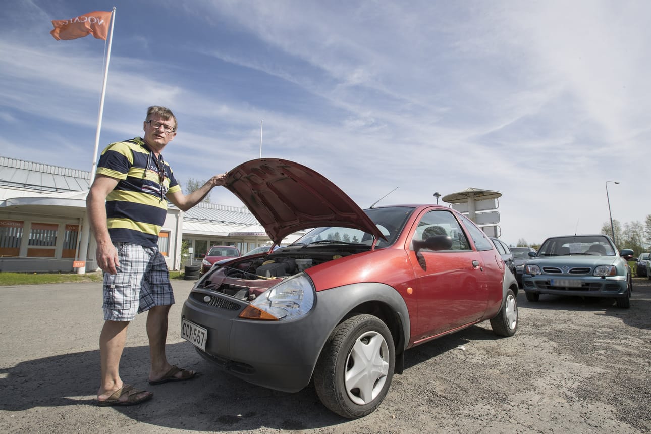 Pitkän linjan automies, katsastaja Hannu Timonen sanoo, että ostajan kannattaa selvittää myös se, onko myyjällä ylipäätään oikeutta myydä kaupittelemaansa autoa.