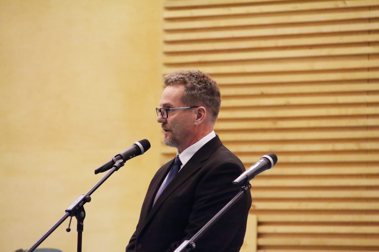 Juha Korkiakoski lauloi Uskollisuutesi suuri on Herra Kärsämäen puhallinorkesterin säestämänä.