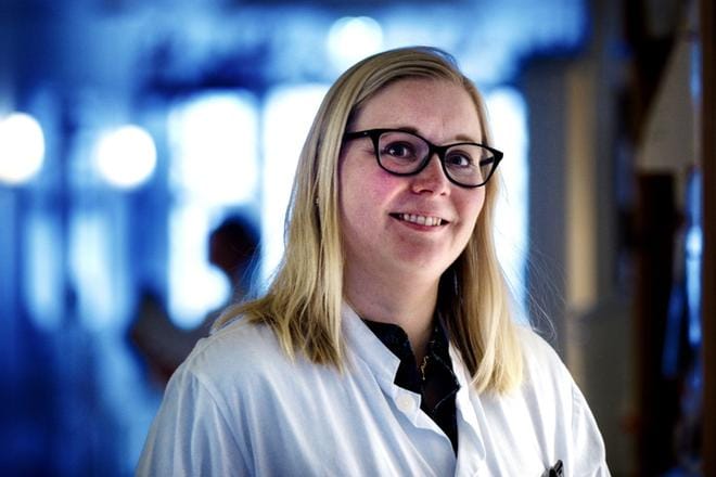 Etelä-Suomesta kotoisin oleva Heidi Bengts on asunut Vaasassa 13 vuotta. Syöpätautien erikoislääkärinä Vaasan keskussairaalassa työskentelevä Bengts pitää samaansa palkintoa hienona tunnustuksena myös omalle sairaalalle. – Perusteluissa kehuttiin hajaopetuksen korkeaa tasoa, mikä on positiivista opetuksen kannalta. KUVA: EETU SILLANPÄÄ