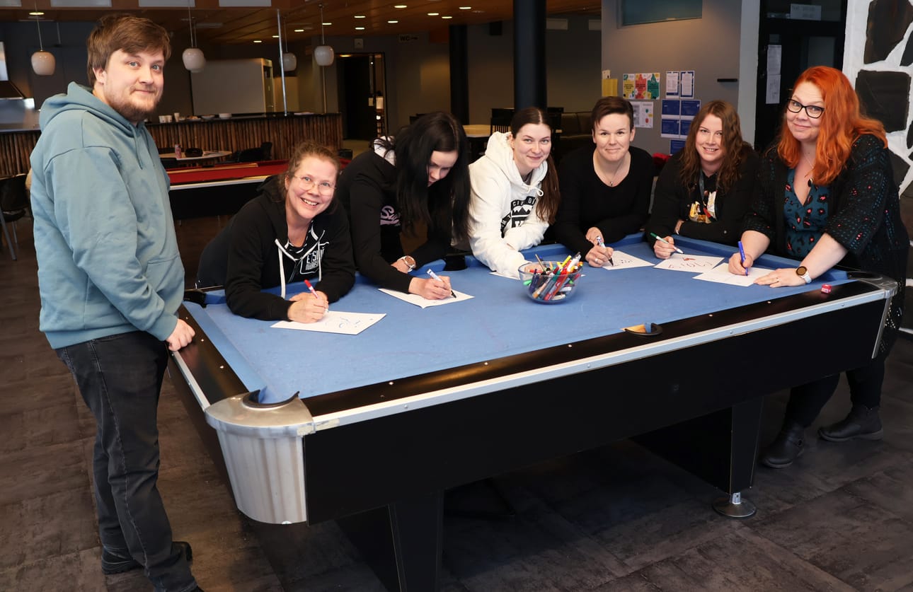 Hankekoordinaattori Tuomas Timonen, etsivät nuorisotyöntekijät Margit Kontola ja Maria Niemistö, nuoriso-ohjaajat Sara Perttula, Riitta Rantala ja Eveliina Pukkinen sekä hankekoordinaattori Meiju Hiitola kokoontuivat syksyn ja alkutalven aikana moneen aivoriiheen pohtimaan lähtötilannetta ja suunnittelemaan tulevaa.