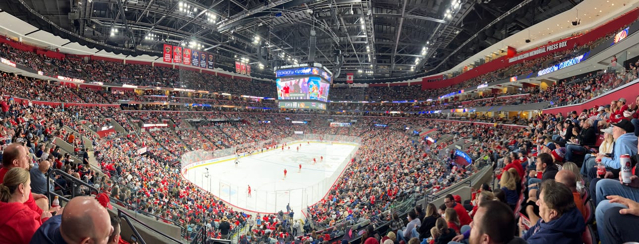 Vaikka Floridassa on aina lämmintä, jääkiekko on siellä iso juttu. NHL-seura Florida Panthersin kotihalliin mahtuu noin 20 000 katsojaa.