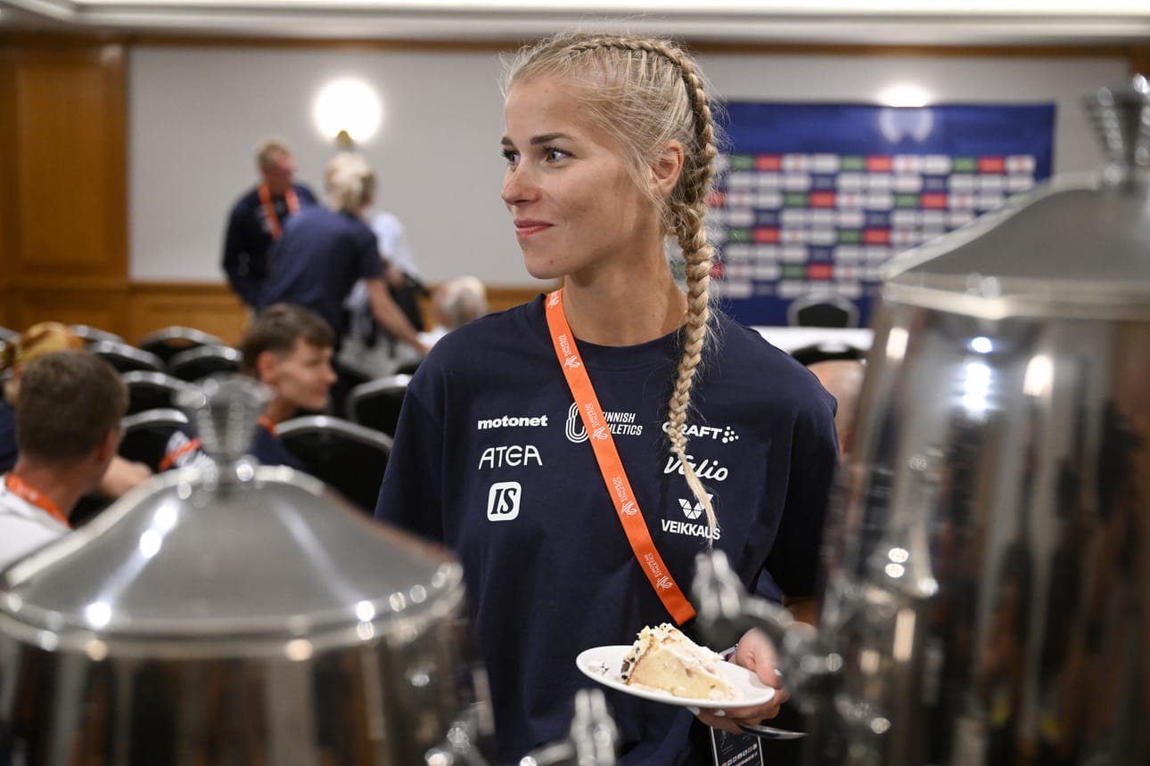 Alisa Vainio jätti mitalikahveilla kahvin juomatta, mutta söi kyllä kakkua.