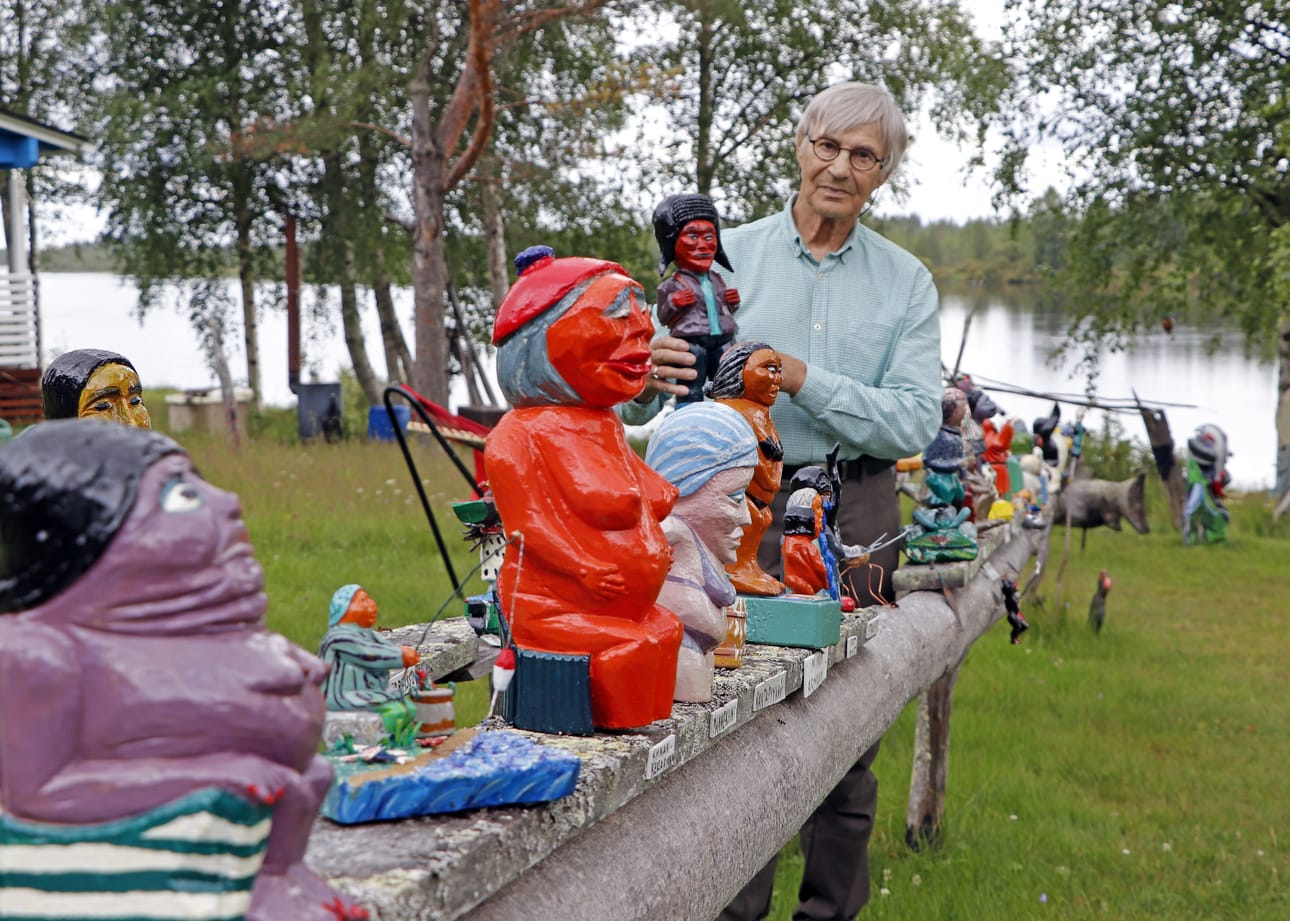 Pienoishahmot komeilevat Eetenin pihalla upeissa väreissä. Räisänen esittelee reppuselkäistä hahmoa, johon hän sai esikuvan isästään, joka tapasi lähteä reppu selässään kauppareissulle Kurenalle.
