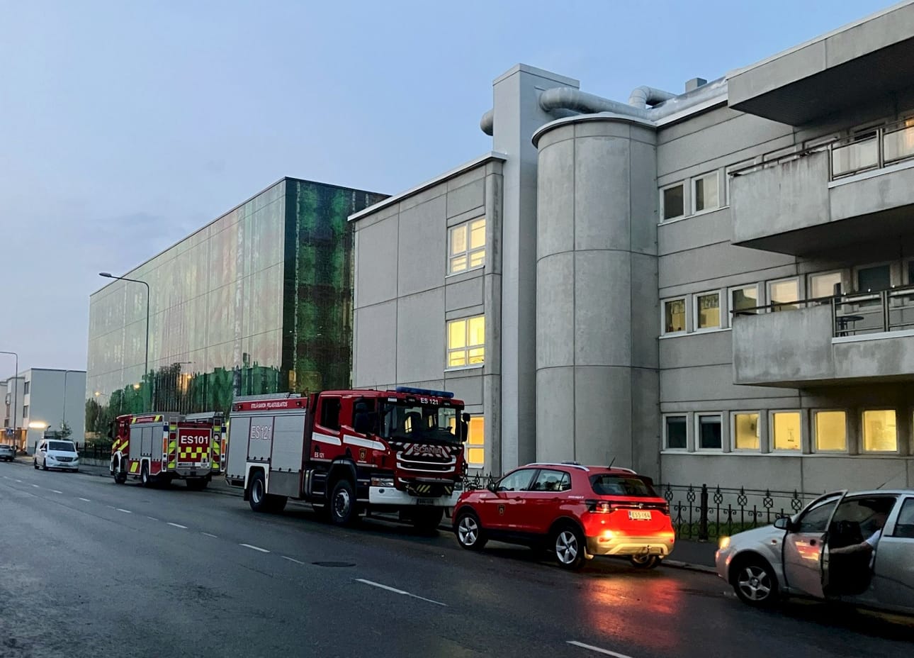 Kaksi paloautoa Mikkelin keskussairaalalla tiistaina. Keskussairaala tiedotti tiistaina illalla, että tulvat ovat aiheuttaneet mittavia vahinkoja sairaalan kampuksella. LEHTIKUVA / Oskari Mäkisarka