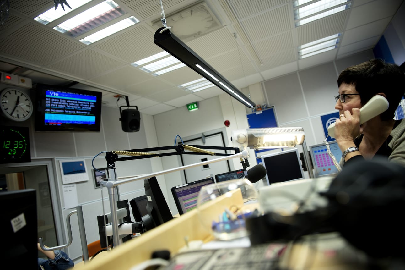 Radio Suomen toimittaja Päivi Nieminen luki syksyllä 2013 Merisään Ylen radiotoimituksessa Pasilassa. Arto Niemisen mukaan Ylen rahoitukseen on tehty indeksikorotus vain kerran vuoden 2013 jälkeen.