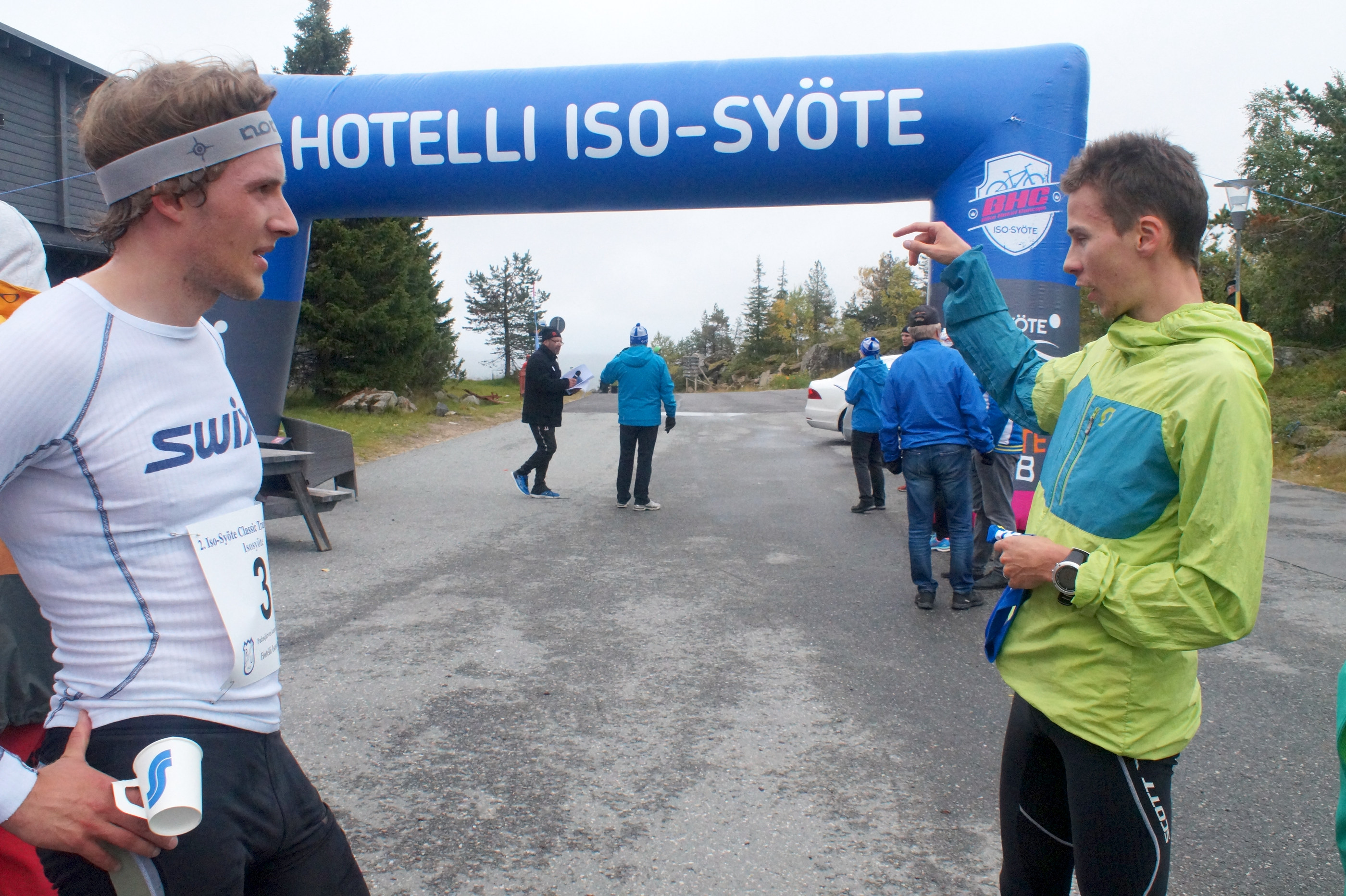Kisaa käydään jälkikäteenkin. Jyri Uusitalo (vasemmalla) oli polkujuoksussa puolisentoista minuuttia Ville Miettusta nopeampi.