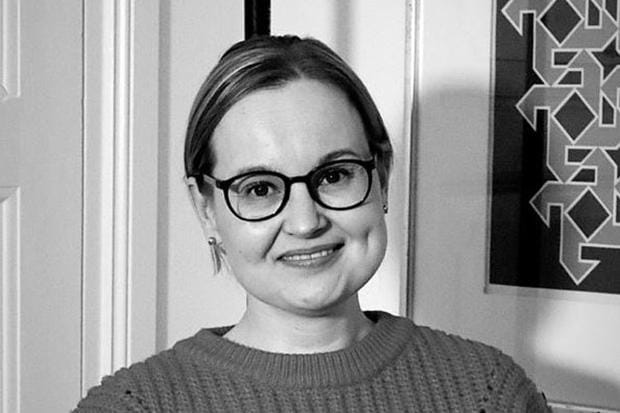 Alajärveläisjuurinen Eeva-Mari Kallio, o.s. Joensuu, haluaa opettaa esikoiskirjansa kautta sitkeyden ja työn tekemisen merkitystä. KUVA: JUHA KALLIO