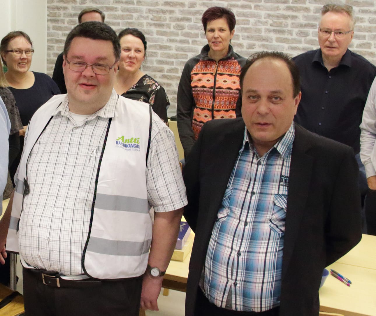 Janne Mäkinen (edessä vasemmalla) johtaa nyt Haapaveden Keskustaa. Kuva kevään vaalivalvojaisista.