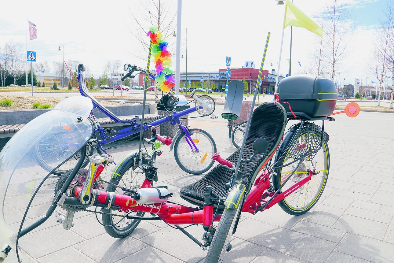 Matala on velomobiilikyyti, ja vaikka kulkupeli on merkitty viirillä, autoilijat eivät aina osaa sitä väistää. – Tässä onkin oppinut ajattelemaan, että minä väistän aina. Autoilijat eivät välttämättä edes ymmärrä, mikä laite on liikenteessä. Kun itse ajaa varovasti, ongelmat jäävät minimiin, Erkki Voutilainen tuumii.