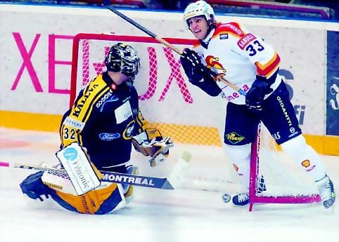 Ainokainen. Kärppien maalivahti Niklas Bäckström joutui antautumaan lauantain kamppailussa kertaalleen.