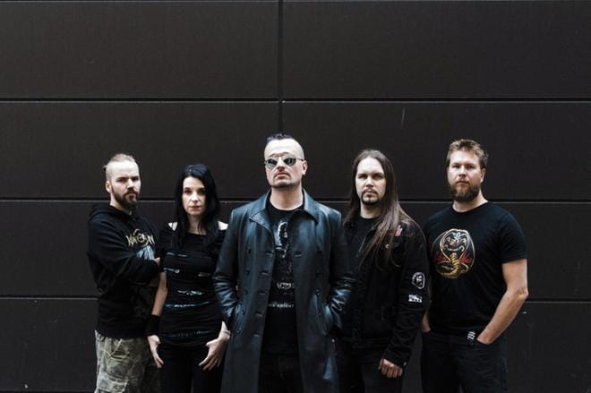 Metallimusiikkia soittava Amoth-yhtye kuvaa uudella levyllä julkaistavan kappaleensa musiikkivideon Jurvassa. Helsinkiläisyhtyeen muodostavat Oskari Viljanen, Anne Lanttola, Pekka Montin, Tomi Ihanamäki ja Mikael Rauhala. Sekä Viljanen että Ihanamäki ovat kotoisin Jurvasta. KUVA: MERVI TIKKANEN