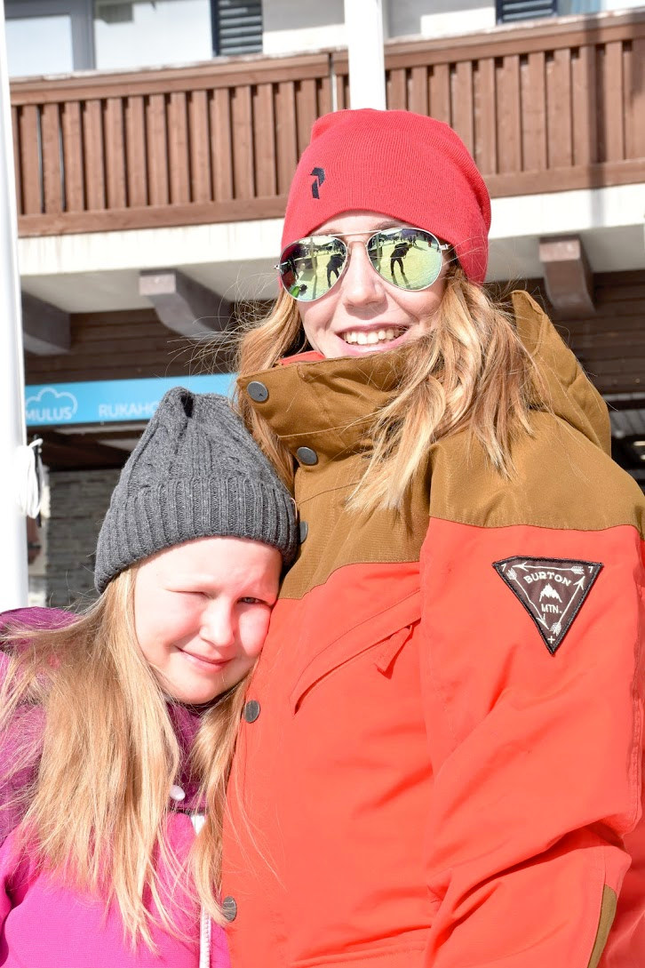 &ndash; Yhdessäolo on ihanaa: pääsiäisenä saa olla perheen kanssa ja rentoutua. Ihanaa on myös hotellin valmis aamupala ja se, ettei tarvitse siivota. Annille ja muille lapsille tärkeintä on laskettelu. 

Anni ja Johanna Kukka, Oulu