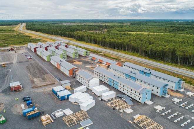 Fennovoima on siirtämässä yhä enemmän laitoshanketta valmistelevia toimintojaan Pyhäjoelle. Stukin mukaan muutos voi muiden ydinvoimahankkeiden perusteella aiheuttaa ongelmia organisaatiossa.