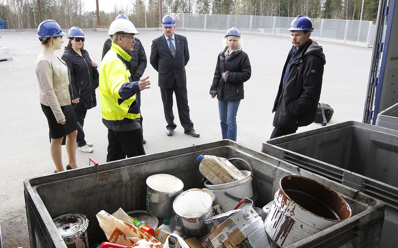 Sortavalan ja Petroskoin kaupunkien jätehuollon asiantuntijat kävivät katsomassa lajittelumallia Ruskon jätekeskuksesta. Kuvan keskellä on Sortavalan kaupunginjohtaja Sergei Kozigon. Lajittelua esittelemässä Oulun Jätehuollon johtaja Markku Illikainen.