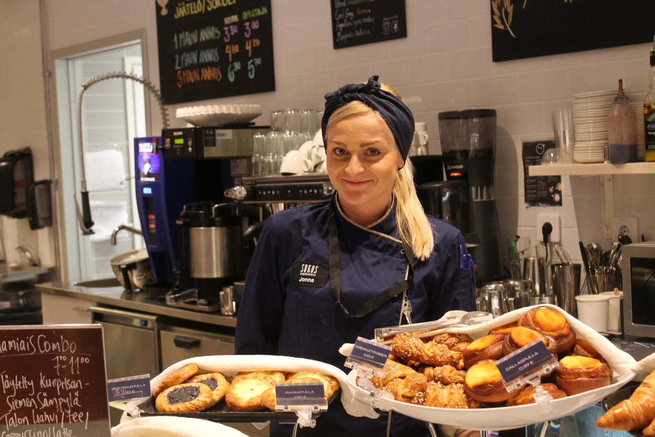 Sokos Herkun ravintolavastaava Jonna Kuustie kertoo, että ravintola on tavallisen ihmisen paikka. Sinne voi pistäytyä vaikka kauppareissun ohessa tai aloittaa aamun kahvikupillisella.