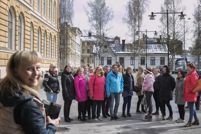 Koollekutsujaryhmän jäsen Maarit Rönnqvist valmistautui ottamaan joukkokuvan 1984 valmistuneiden luokkakokousväestä Vaasan lyseon lukion pihalla lauantaina. KUVAT: MINNA ANTILA