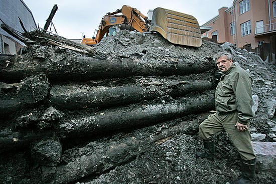 Rakennustyömaan työt löytyneiden rakenteiden kohdalla ovat pysähdyksissä.