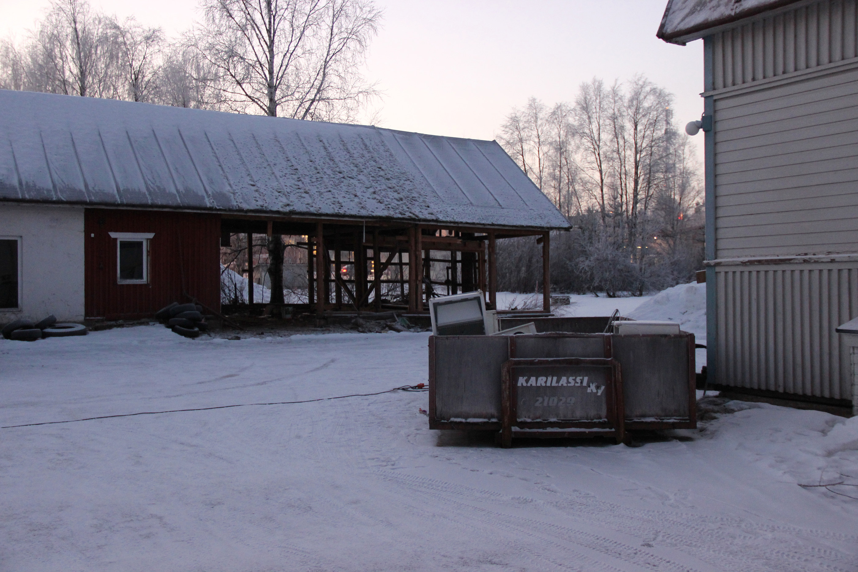 Tältä näytti Kauppatien varressa sijainnut sininen Neli-Iikkala vielä tämän vuoden 2015 maaliskuun puolivälissä, kun sitä oltiin jo alettu purkaa. Rakennuksen kellarikerros oli vuodesta toiseen ongelmallinen tulvien kanssa ja tiloissa oli sisäilmaongelma. Neli-Iikkalassa on toiminut muun muassa mielenterveyskuntoutujien palvelukoti ja tukiasuntoja, sekä maahanmuuttajien kotoutumiskoulutuksen tiloinakin se on toiminut.