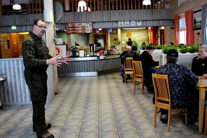 Ex-kansanedustaja Reijo Hongisto tekee poliisin töitä 50-prosenttisesti. Terveys ei salli kokoaikaista työntekoa. Kuva Hongiston vaalikiertueelta keväältä 2015. ARKISTOKUVA: JOHANNA KATAJA
