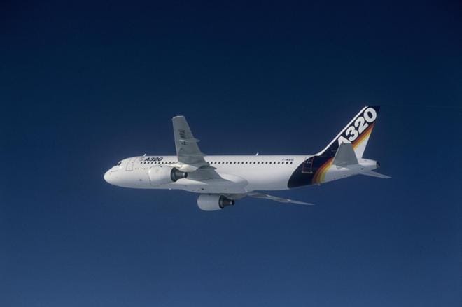 Airbus A320 ensilennollaan vuonna 1987. Lyhyen ja keskipitkän matkan lentoihin tarkoitettu A320-koneperhe on siviili-ilmailun suurimpia menestystarinoita. Konetyyppi on laajalti eurooppalaisten lentoyhtiöiden (esim. Finnair, SAS, Lufthansa, British Airways, Air France jne.) käytössä. Kuva: Airbus Industrie