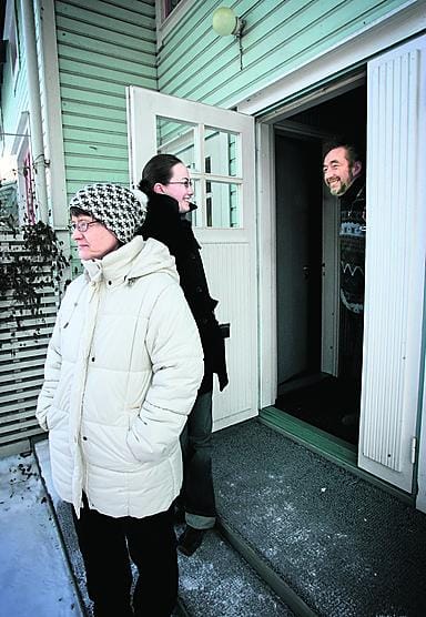 Marjo Liimatainen (oik.) tuli lastensa ja sisarensa kanssa virkistysuimala Zimmariin. Perheen hiihtoloma on vietetty pääasiassa kotosalla, ulkoillen ja kavereiden kanssa. Kuvassa oikealta Marko Kallio, Sami Kallio ja Miia Kallio, Henri Liimatainen, Henna Liimatainen ja sisar Jutta Piipponen.