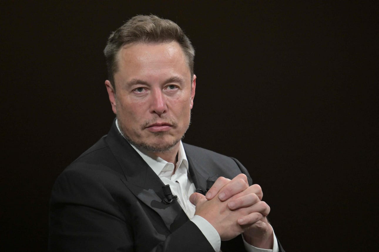 Elon Muskin SpaceX valmistaa ja operoi avaruusraketteja.