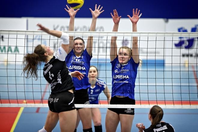 Nurmon Jymy koki niukan tappion LP Kangasalaa vastaan naisten lentopalloilun Mestaruusliigassa. Jymyn Maja Krljic ja Bettina Yli-Sissala torjuivat LP Kangasalan lyöntejä välillä mallikkaasti. KUVA: TOMI KOSONEN
