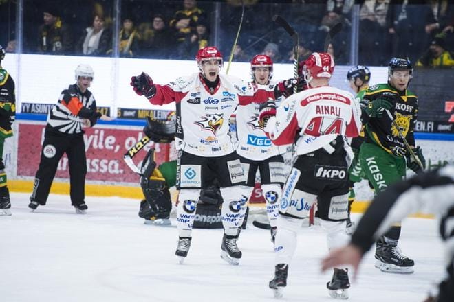 Sportin Erik Riska (kesk.) päästää riemuhuudon ilmoille. KUVA: ELIAS LAHTINEN