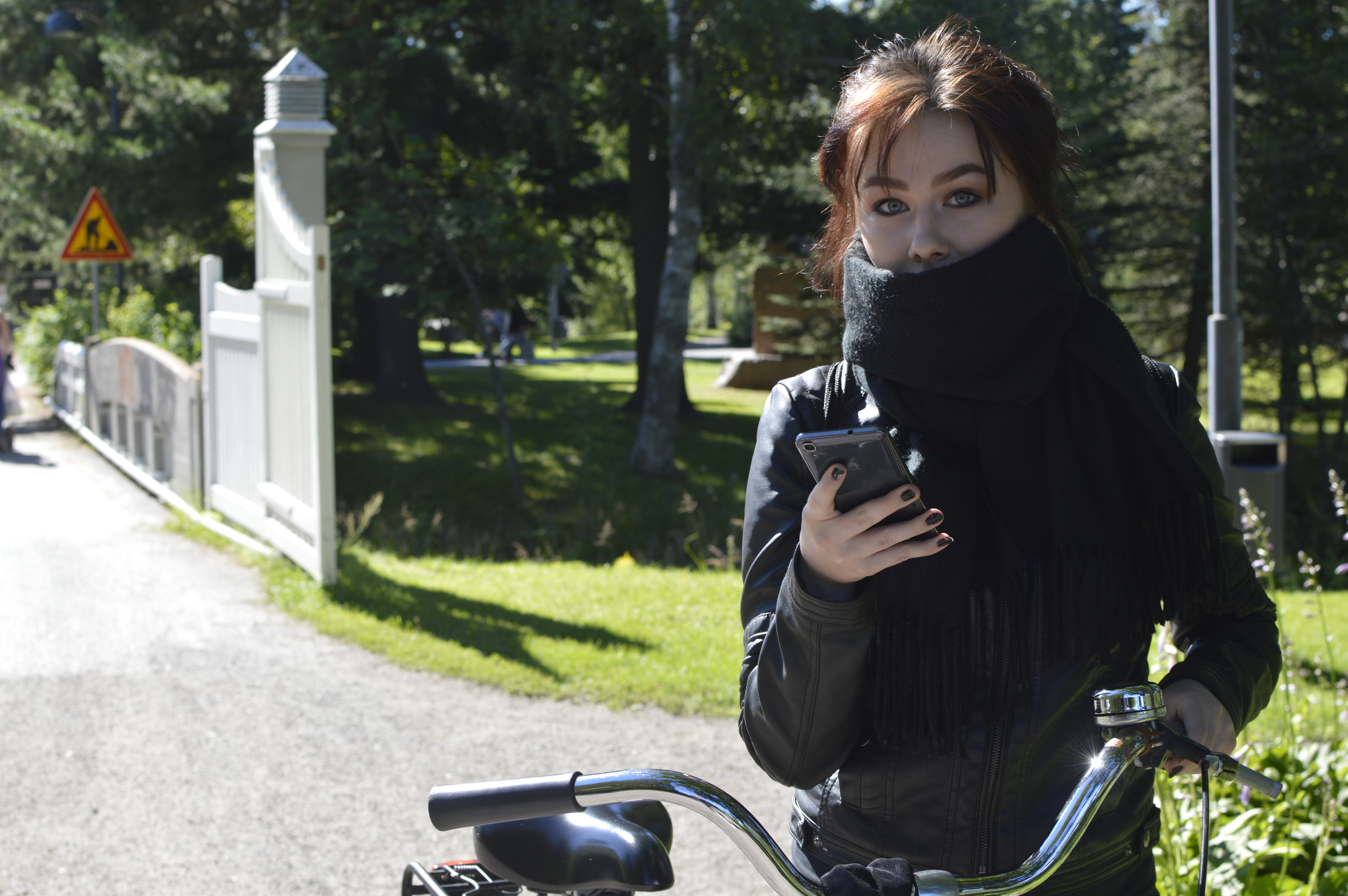Ainolan puistossa pelaava Meri Nousiainen on etsinyt Pokémoneja vajaan viikon ajan. Tiistain puistoretki on ollut hedelmällinen. – Tulin juuri tänne ja olen löytänyt jo paljon Pokémoneja. Nousiainen kertoo pelin kiinnostavan, koska hahmot ovat lapsuudesta tuttuja. – Ei olisi viisivuotiaana osannut kuvitella, että pääsee oikeasti tekemään tällaista.