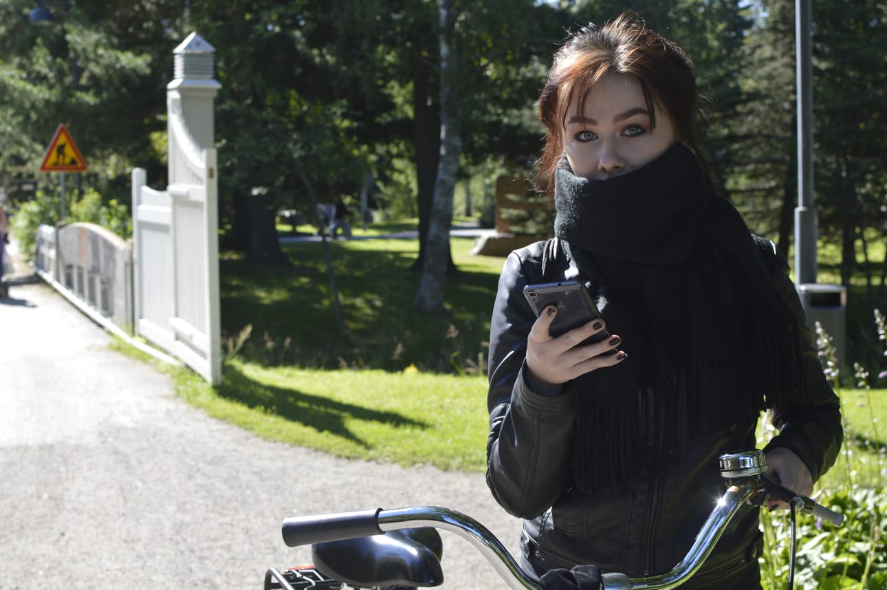 Ainolan puistossa pelaava Meri Nousiainen on etsinyt Pokémoneja vajaan viikon ajan. Tiistain puistoretki on ollut hedelmällinen. – Tulin juuri tänne ja olen löytänyt jo paljon Pokémoneja. Nousiainen kertoo pelin kiinnostavan, koska hahmot ovat lapsuudesta tuttuja. – Ei olisi viisivuotiaana osannut kuvitella, että pääsee oikeasti tekemään tällaista.