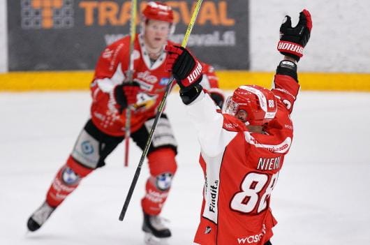 Jyri Niemi tuuletti Kuparisaaren perjantai-illan ratkaisumaalia. KUVA: SAMPPA TOIVONEN