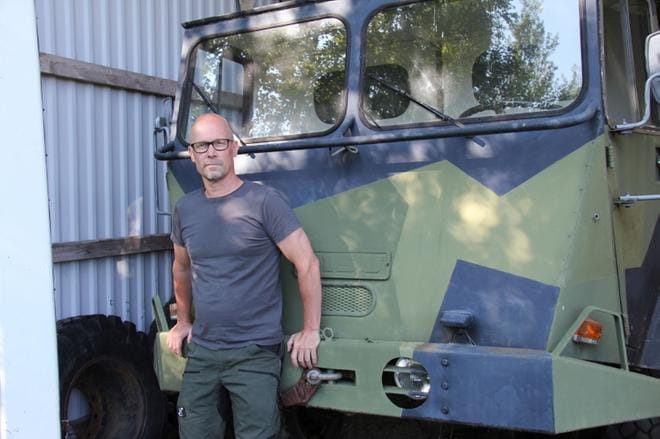 Reserviläiset ottavat toisistaan jälleen mittaa ensi lauantaina Ylihärmässä, jossa pidetään Vahvin reserviläinen -kilpailun lisäksi maanpuolustusmessut. Akseli Kankaan Komiat-lehdelle ottamassa kuvassa parin vuoden takaa reserviläisaktiivi, mies monen tapahtuman takaa, Ylihärmän reserviläisten puheenjohtaja Mika Mäki.