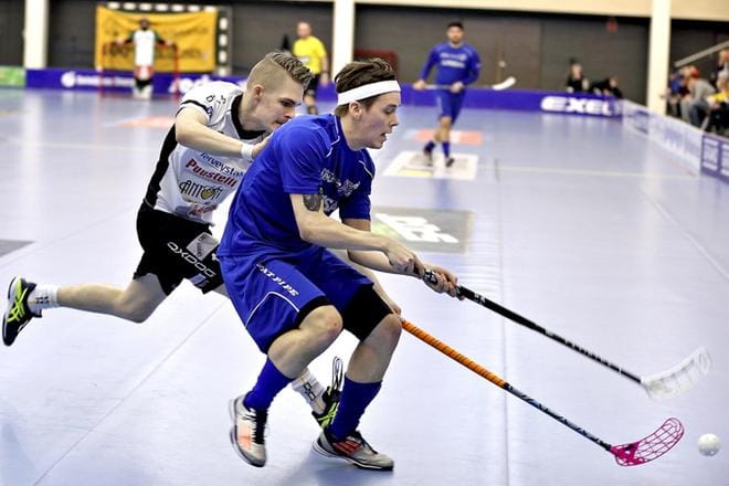 Karhujen Tomi Jerkku yrittää palloa pois Jymyn Jose Kivipellolta. Kuva joukkueiden perjantaisesta ottelusta Seinäjoella. Kuva Heikki Hakanen