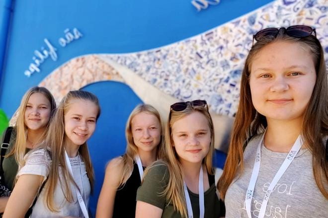Kuvassa jutun kirjoittajat vas. Aino Rentola, Helmiina Kuoppa-aho, Mariella Haapa-aho, Hilja Peltokangas ja Elle-Olivia Sivula.