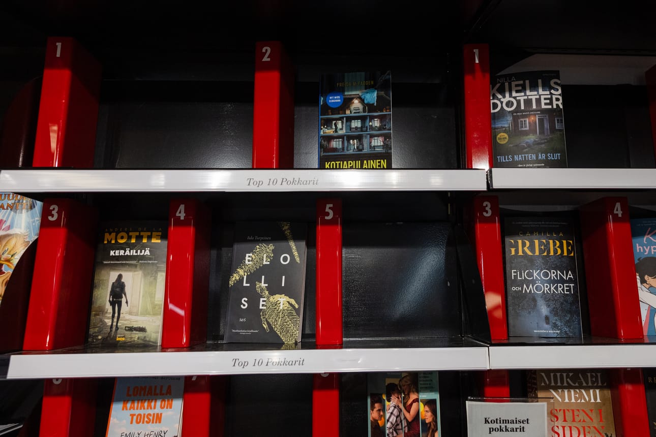 Humisevan harjun ensimmäinen paikka suosituimpien pokkareiden hyllyllä ammottaa tyhjyyttään Vaasan Suomalaisessa kirjakaupassa. Kirja on myyty loppuun siitä inspiroituneen elokuvan johdosta.