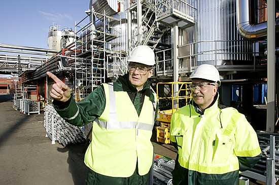 Pääjohtaja Cornelis Verhaar (vas.) kehui, että Rauno Luttisen vetämä Oulun tehdas on oivassa kunnossa.