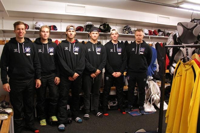 Kuvaan ehtivät Mikko Kojola ja Aatu Harju Kauhavalta, Atte Pellonpää Alahärmästä, Rami Ronkanen Ylihärmästä, Antti Ulvila Kauhavalta ja päävalmentaja Tuomo Autio. KUVA: MIA KÄRKKÄINEN