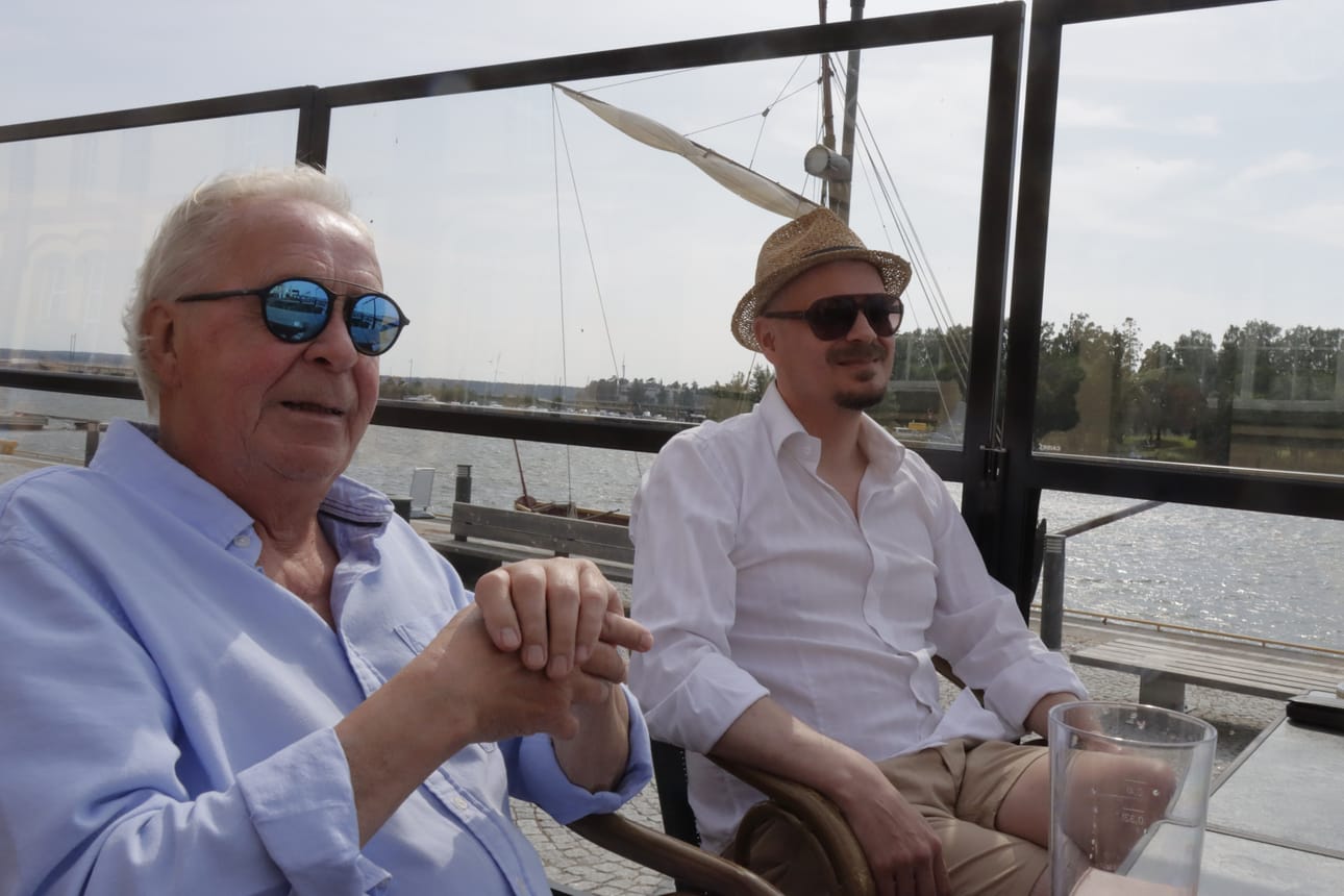 Antti Asikainen ja Kimmo Siljander nauttivat juhannuskeleistä Sisäsataman Terassilla. Asikainen ihmetteli, miten huonosti kaupunki on hoitanut yrittäjän kilpailutusta.
