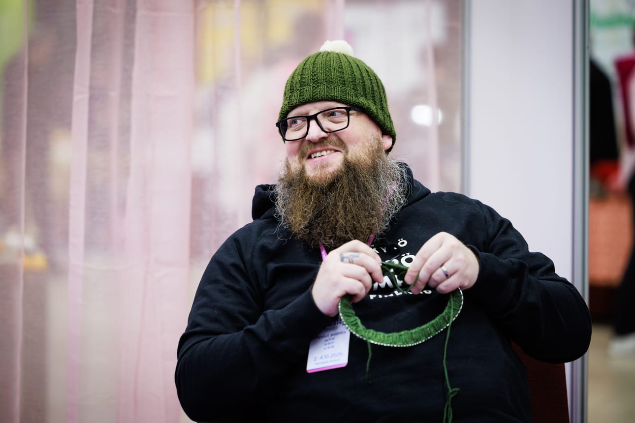 Kalle Mäkiranta sanoo menevänsä valtavirtaa vastaan. Neuleharrastus on tästä yksi osoitus.