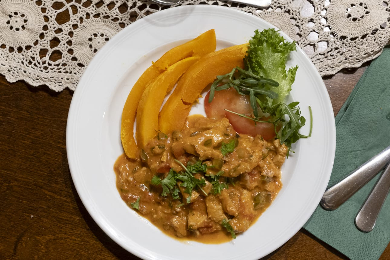 Pääruokaan kuuluvat metsänvartijan stroganoff, paahdettu kurpitsa sekä vihersalaatti.