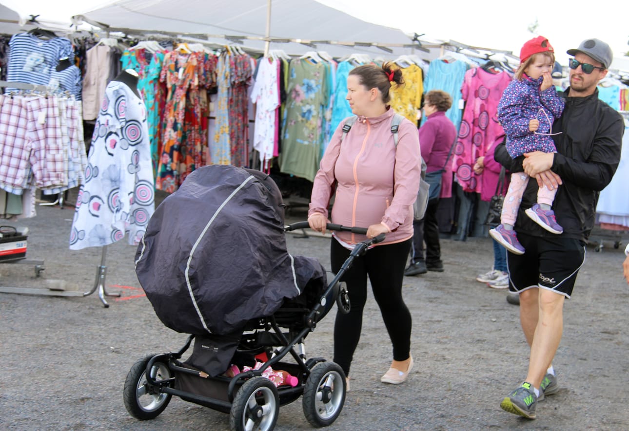 Eveliina ja Santtu Konun perhe viihtyi Oulaisten markkinoilla. Fannilla teki mieli jäätelötötteröä.