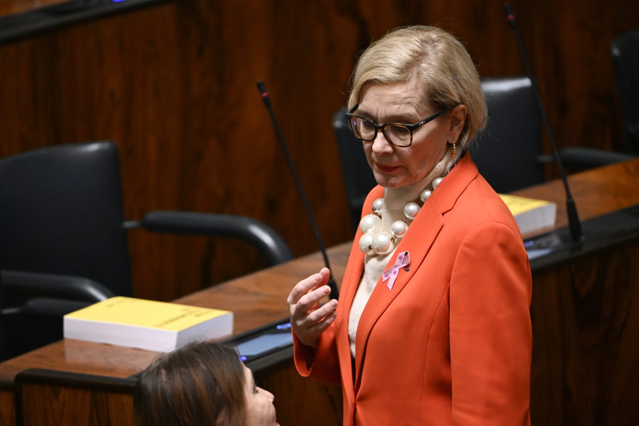 Eduskunnan ensimmäinen varapuhemies Paula Risikko (kok.) johti salaista kokousta.