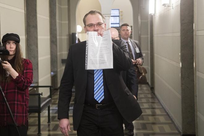 –Upseerien ketjutus on ainutlaatuinen, koska ulkopuolelta ei ole miehiä ruotuun. Komentajanimitys on kuin lumipalloefekti, joka vierii kapteeniportaaseen asti, puolustusministeri Jussi Niinistö (sin.) pohtii. KUVA: Mauri Ratilainen