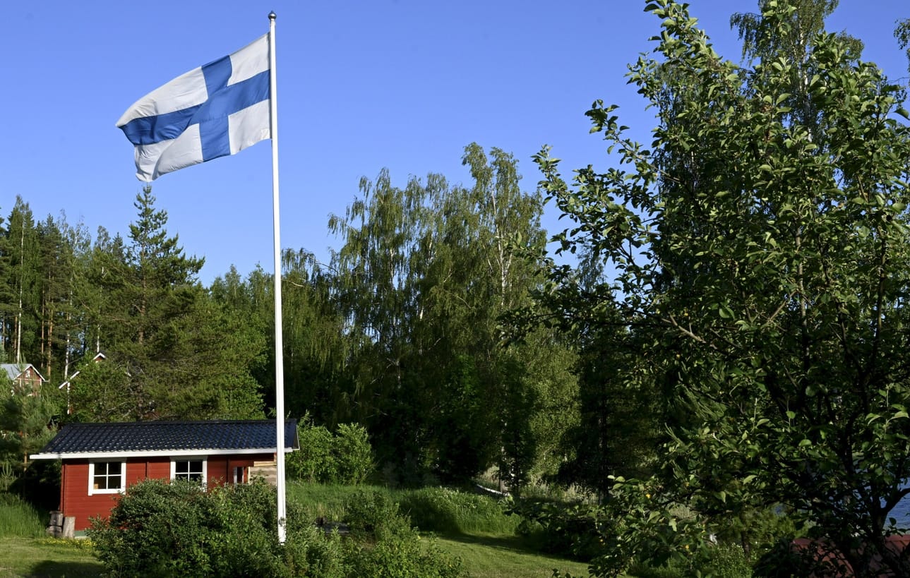 Liput liehuvat saloissa yli 100-vuotiaan Suomen lipun kunniaksi. Suomen lipun päivän liputus alkoi eilen juhannusaattona iltakuudelta ja päättyy tänään iltayhdeksältä. LEHTIKUVA / Heikki Saukkomaa