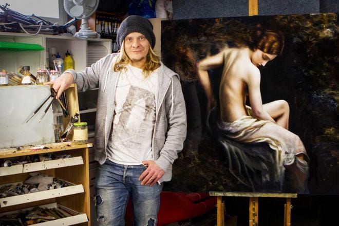 Ville Hautaluomalla on ateljee kotonaan Seinäjoella. Vierellä teos Silmänräpäys ikuisuudessa.