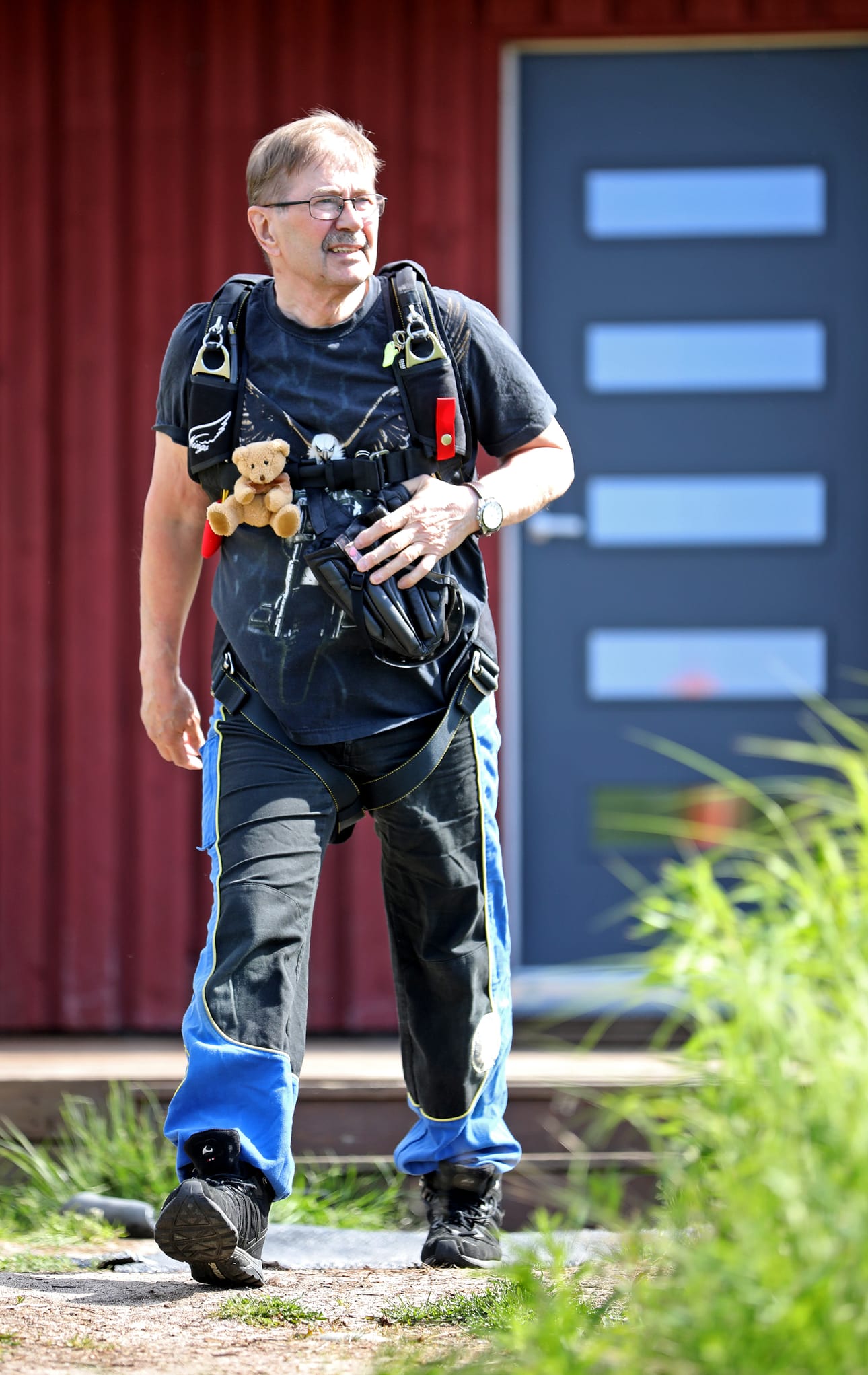 Raimo Karhu tähyää taivaalle ennen päivän hyppyään. – Laskuvarjohyppääjän on osattava lukea taivasta, hän sanoo.