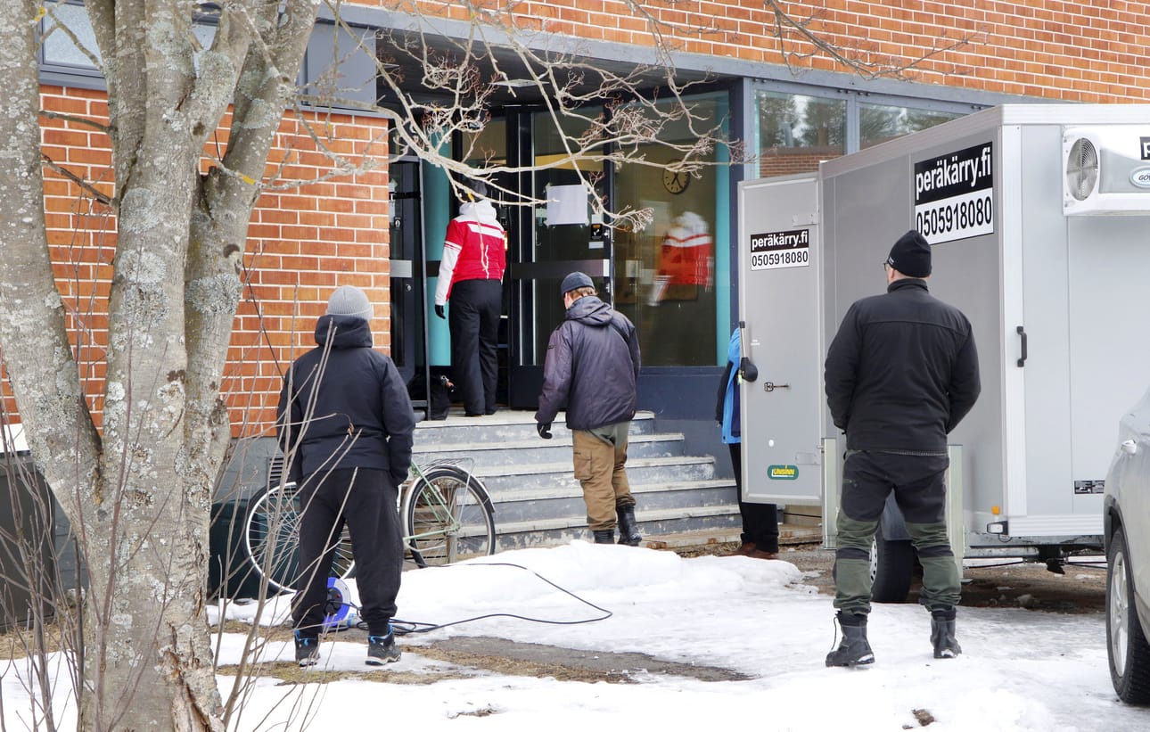 Ruokapaketteja jonottaneet vanhemmat pitivät korona-turvavälit.